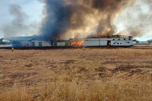 <i>Incendio en una nave textil sin actividad en Palma del Río. / EMA 112. </i>