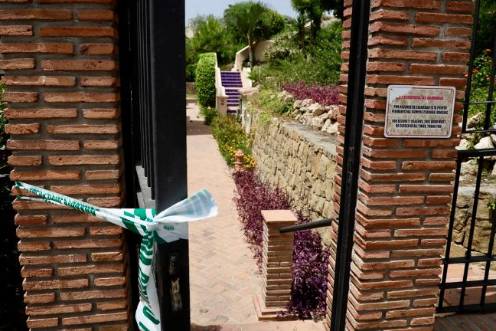 <i>Medios gráficos toman imágenes en el domicilio donde ha sido encontrada una mujer muerta con signos de violencia. / Álex Zea / Europa Press. </i>