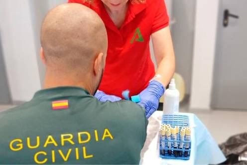<i>Un agente de la Guardia Civil durante la donación. / Junta de Andalucía. </i>
