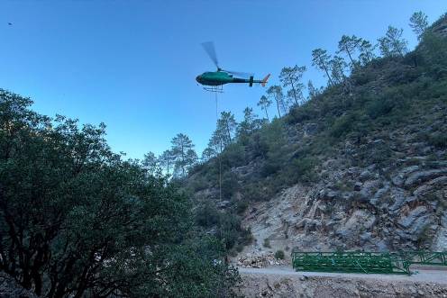 <i>Traslado en helicóptero de las nuevas pasarelas para la reconstrucción del sendero del río Borosa. / Junta de Andalucía. </i>