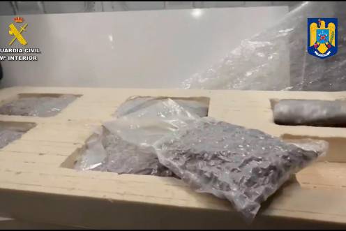 <i>Paquetes de droga incautados en la operación “Vectus” ocultos en compartimentos de madera. / Guardia Civil. </i>