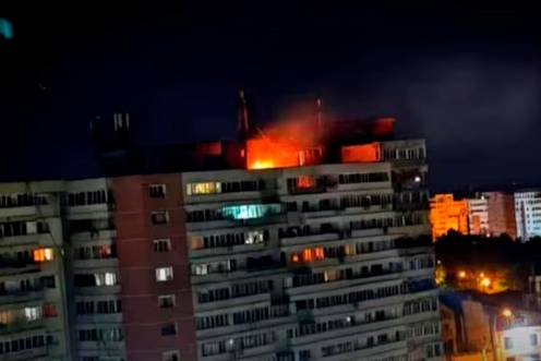 <i>Un bloque de viviendas de la ciudad rumana de Galati tras sufrir el impacto de un dron. / IGSU.</i>