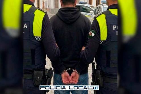 <i>La Policía Local arresta al joven. / Ayuntamiento de Martos.</i>