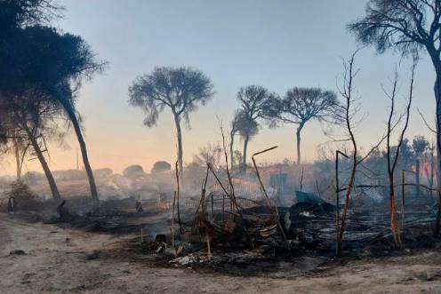 <i>Un incendio calcina 50 chabolas en un asentamiento de Lucena del Puerto (Huelva). / Europa Press. </i>