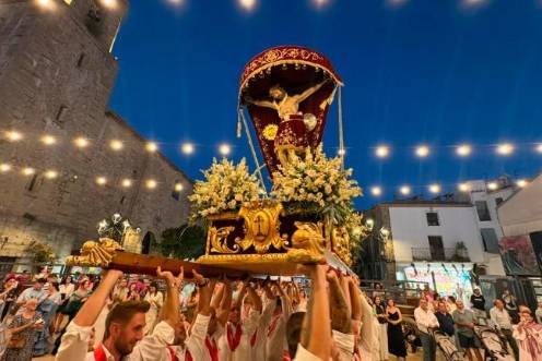 <i>Momentos de la procesión en honor del Cristo de la Vera Cruz. / Juanfran Paredes / Diario JAÉN. </i>