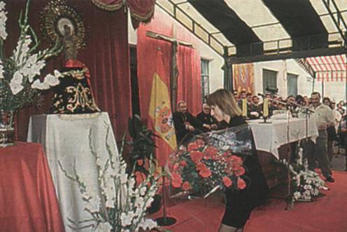 <i>La gobernadora su ofrece un ramo de flores a la Virgen del Pilar, a la finalización de la ceremonia religiosa, oficiada por el obispo de Jaén, Santiago García Aracil. / Archivo histórico Diario JAÉN. </i>