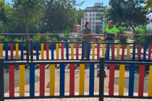 <i>Durante la visita a uno de los parques infantiles. / Ayuntamiento de Bailén. </i>