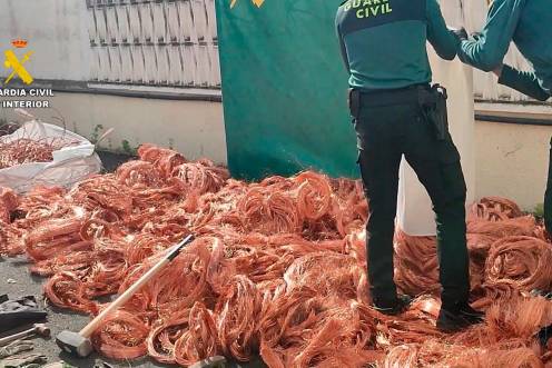 <i>Recuperadas dos toneladas de cobre y 250 kilos de cable solar estañado en una operación de la Guardia Civil con cuatro detenidos.</i>