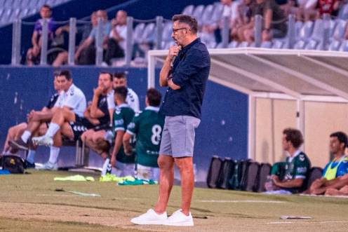 <i>Manuel Herrero sigue las incidencias del partido ante el Cacereño. / Miranda López / Real Jaén.</i>