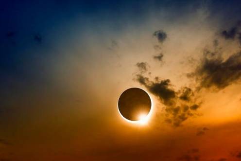 <i>Ciencia lanza un visor web para localizar y disfrutar del eclipse solar del 12 de agosto con seguridad. / Miciu. </i>