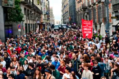 <i>Inquilinos y activistas por el derecho a la vivienda se concentran frente al Congreso de los Diputados en Madrid en una manifestación convocada por el Sindicato de Inquilinas e Inquilinos de Madrid. / Europa Press. </i>