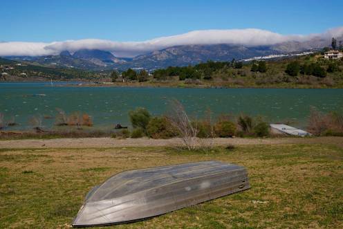 <i>Imagen del embalse La Viñuela mostrando un embalsamiento de agua superior al 80% de su capacidad total. / Europa Press. </i>