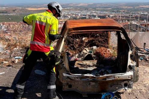 <i>Un bombero de Jaén trabaja en el despiece de un vehículo abandonado en las faldas del Castillo. / Ayuntamiento de Jaén. </i>