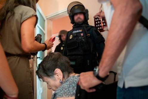 <i>Imagen del momento en el que la policía saca a Maricarmen de su casa. / Europa Press. </i>
