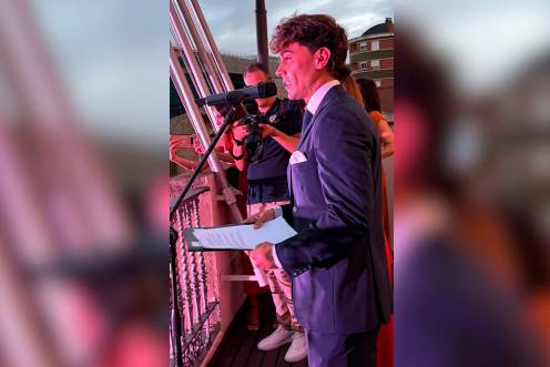 <i>Álvaro Patón durante el pregón de la Real Feria y Fiestas de San Agustín de Linares. / Francisco J. Marín / Diario JAÉN. </i>