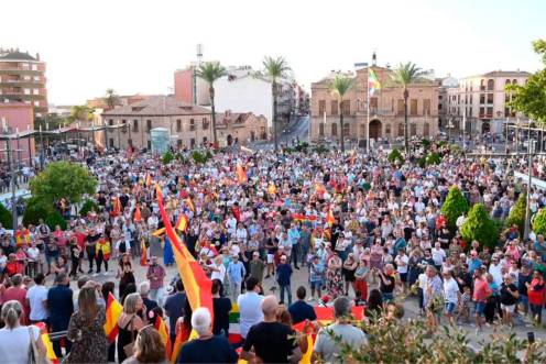 <i>Multitud de personas en la plaza del Ayuntamiento de Linares. / Ayuntamiento de Linares. </i>