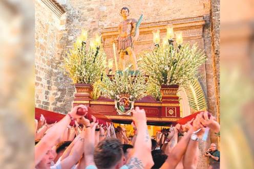 <i>A la salida de los patronos del templo. / Ana Isabel Bravo / Diario JAÉN. </i>