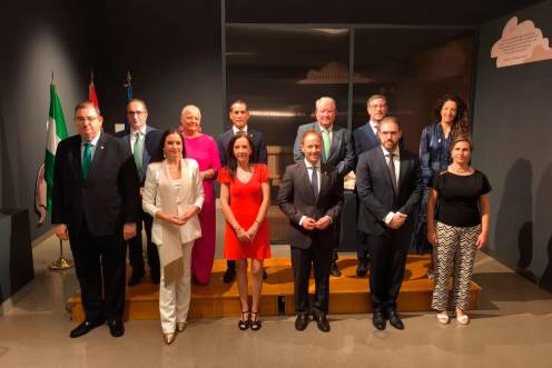 <i>Foto de familia de los delegados territoriales, que han tomado posesión de su cargo, junto a la consejera Adolfina Martínez. / Agustín Muñoz / Diario JAÉN.</i>