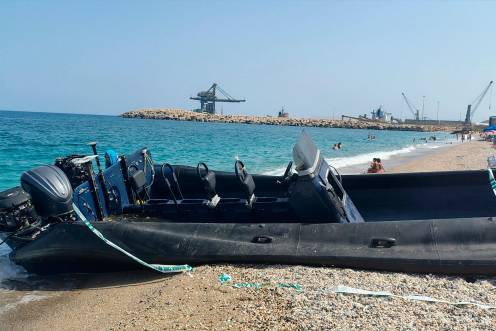 <i>Una narcolancha precintada por la Guardia Civil en la playa de las Marinicas, en Carboneras. / Europa Press.</i>