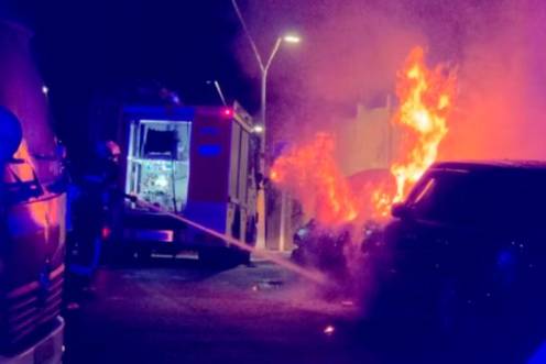 <i>Bomberos apagan un vehículo incendiado en Ceuta. / Samuel Dueñas / Europa Press. </i>