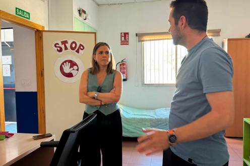 <i>Ángeles Díaz de la Torre, concejala de Servicios Sociales, en su visita al Centro Municipal de Acogida. / Ayuntamiento de Jaén. </i>