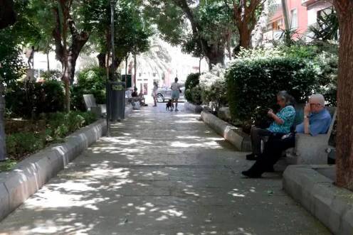 <i>Varias personas se refugian del calor a la sombra de los árboles en un parque de la capital. / Jason Moyano / Diario JAÉN.</i>