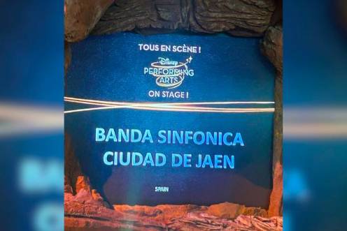 <i>Inicio de la escena de la actuación de la Banda Sinfónica Ciudad de Jaén. / Banda Sinfónica Ciudad de Jaén.</i>