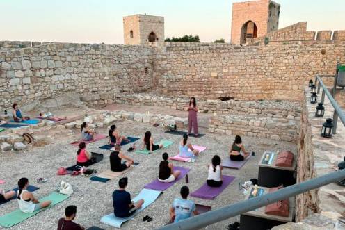 <i>Yoga en el castillo en el programa “Jaén no duerme en verano”. / Ayuntamiento de Jaén. </i>