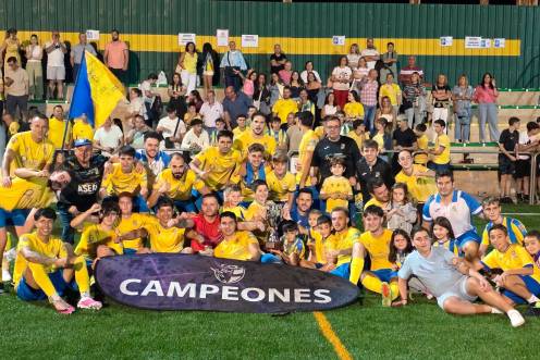 <i>Los jugadores y el cuadro técnico del Navas posan con sus aficionados después de ganar la Copa Presidente. </i>