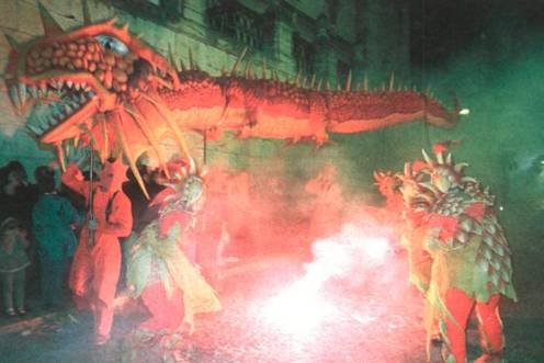 <i>La leyenda del lagarto de La Magdalena fue uno de los elementos más atractivos de la cabalgata inaugural de San Lucas 98. / Archivo histórico Diario JAÉN. </i>