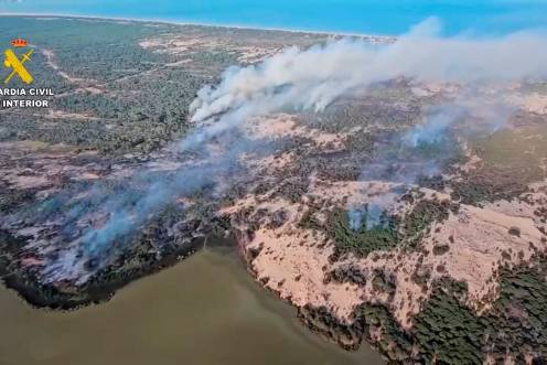 <i>Vista aérea del incendio en el paraje Corral de Félix, en Almonte (Huelva). / Guardia Civil.</i>