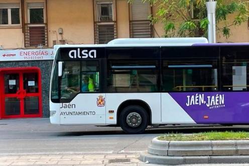 <i>Autobús urbano de Jaén. / Ayuntamiento de Jaén. </i>