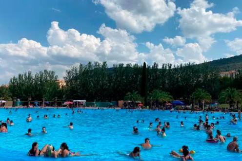 <i>Decenas de bañistas en la piscina municipal de Las Fuentezuelas, en Jaén, en 2023. / Archivo de Diario JAÉN.</i>