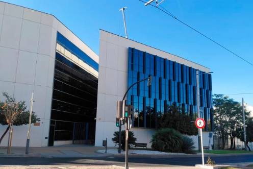 <i>Edificio administrativo situado en la Avenida de Madrid, 74, en Jaén. / Nazaret Gaitán / Diario JAÉN. </i>