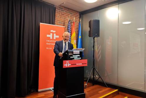 <i>Miguel Ortega Bueno, periodista y miembro del jurado durante su intervención en el Instituto Cervantes de Nueva York.</i>