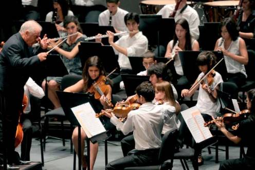 <i>En la imagen, Daniel Barenboim dirige a la orquesta Al-Andalus que abrió el programa en Jaén. / Archivo histórico Diario JAÉN.</i>