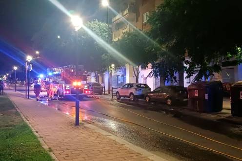 <i>Los bomberos, frente a la vivienda, tras apagar el fuego. / Diario JAÉN.</i>