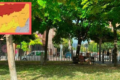 <i>Dos mujeres intentan refugiarse en la sombra en el parque del Bulevar y, en la parte superior, un mapa de la Aemet con loas avisos para hoy. / Juanjes García / Diario JAÉN.</i>