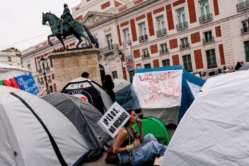<i>Varias personas durante la acampada en por la vivienda, en la Puerta del Sol, a 28 de septiembre de 2026, en Madrid (España). / Europa Press. </i>