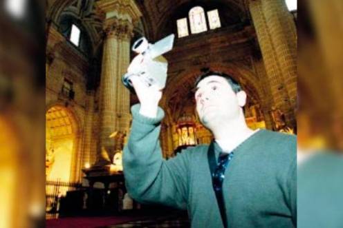 <i>Un turista visita la Catedral. Archivo. / Diario JAÉN.</i>