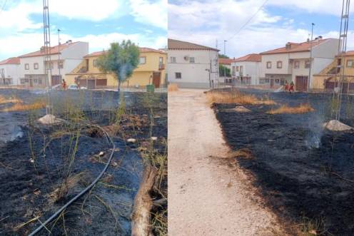<i>Bomberos refrescando los rescoldos del incendio en el parque norte de Úbeda. / Bomberos de Úbeda.</i>