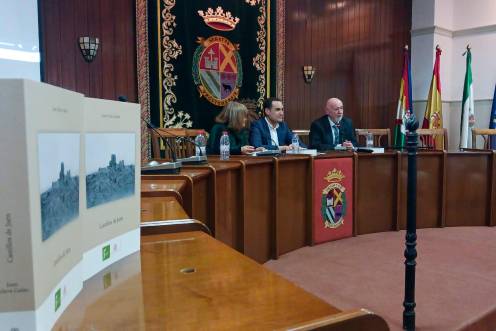 <i>Adela Tarifa, Juan Latorre y Juan Eslava Galán, en el Ayuntamiento de Arjona. </i>