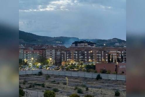 <i>La columna de humo provocada por el incendio en la calle Paco Manzaneda que se veía a lo lejos. / Google Maps</i>