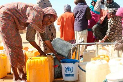 <i>Refugiados sudaneses en Chad recogiendo agua destinada por Acnur. / Diputación de Jaén. </i>