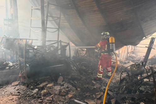 <i>Intervención de los bomberos en las naves. / Ayuntamiento de Úbeda.</i>