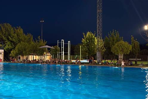 <i>Piscina de la Salobreja a viernes 24 de julio de 2026, durante la jornada nocturna. </i>
