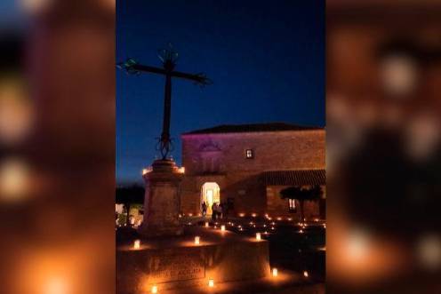 <i>Uno de los enclaves de patrimonio del municipio alumbrado con velas. </i>