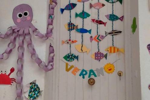 <i>Talleres de jardinería, marionetas y juegos de agua para niñas y niños víctimas de violencia de género. / Junta de Andalucía. </i>