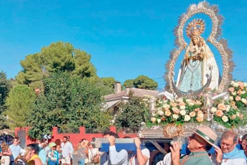 <i>Los vecinos de la pedanía y los visitantes acompañan a Nuestra Señora del Rosel desde su salida del Santuario del Santo Cristo de La Yedra. / Adrián Claudio Bonache / Diario JAÉN. </i>