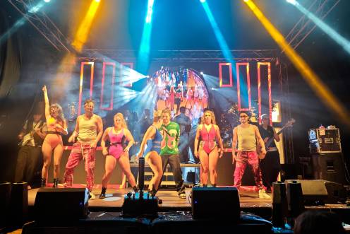 <i>La orquesta La Gran Rockset con su gran despliegue artístico sobre el escenario. </i>